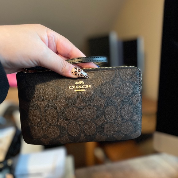 NEW‼️ COACH Large Corner Zip Wristlet In Signature Canvas NEW WITH TAGS - Picture 3 of 16